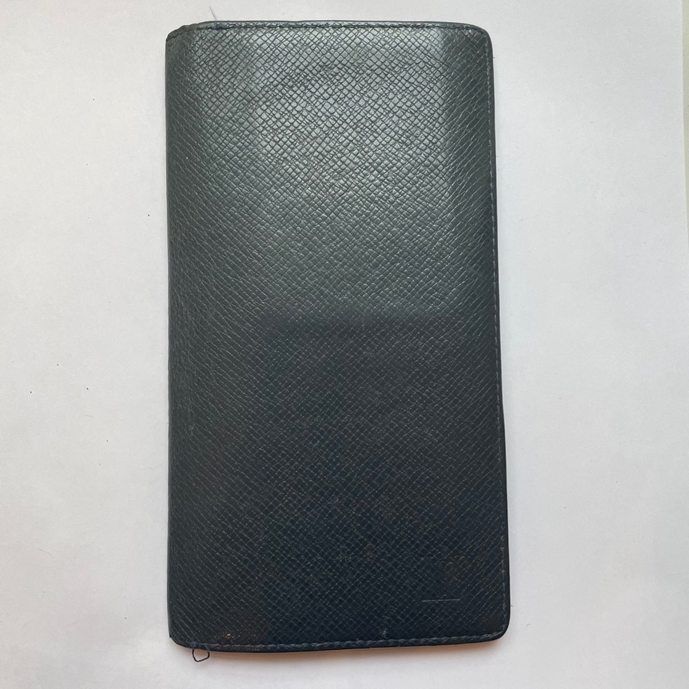 Louis Vuitton Taiga Leather Bifold Wallet/Passport Holder Unisex - Picture 7 of 15